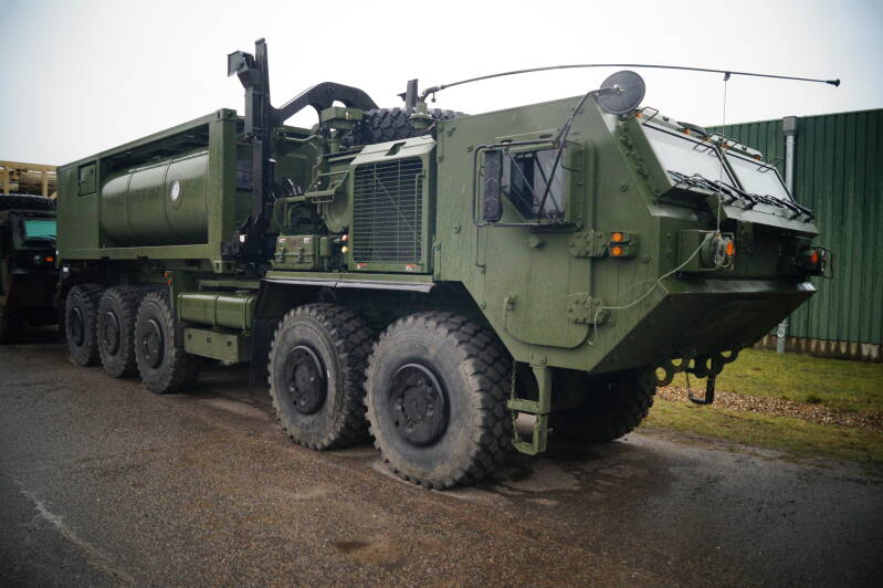 Deze Oshkosh M1075a1 Pls heeft een watercontainer als lading tijdens Defender 2020.