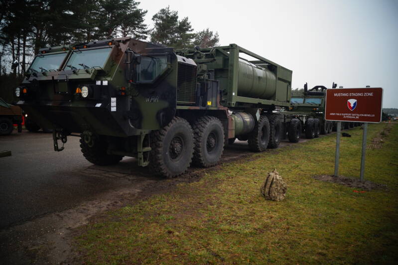 O shkosh M1120a4 met de watercontainer als lading.