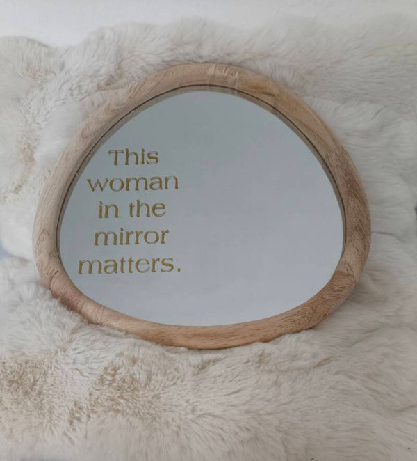 Spiegel in moderne vorm met pakkende tekst