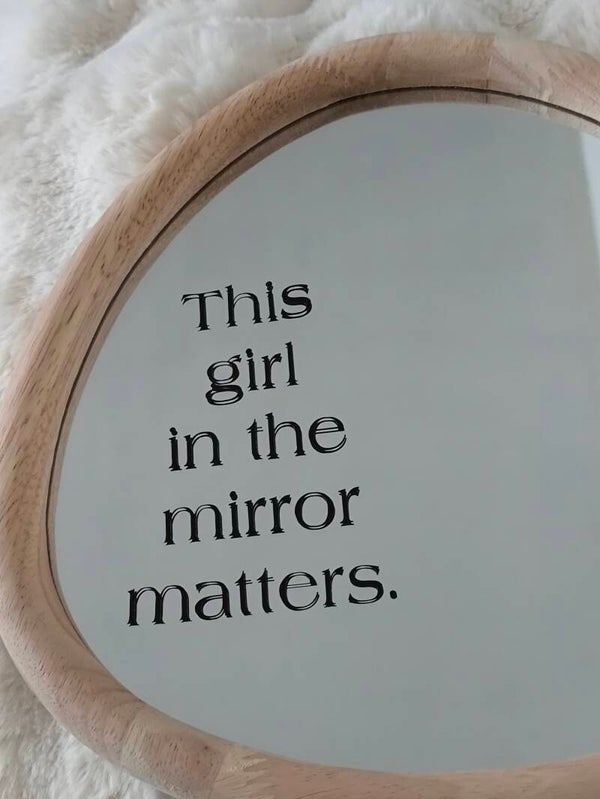 Spiegel in moderne vorm met pakkende tekst