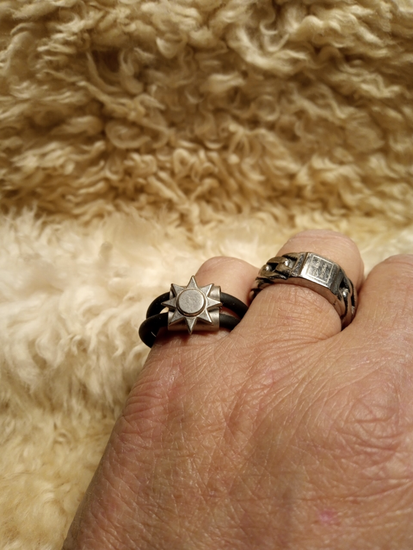 Echt lederen ring met metaal bloemvorm