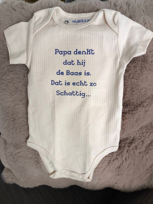 Rompertje papa denkt dat hij de baas is....