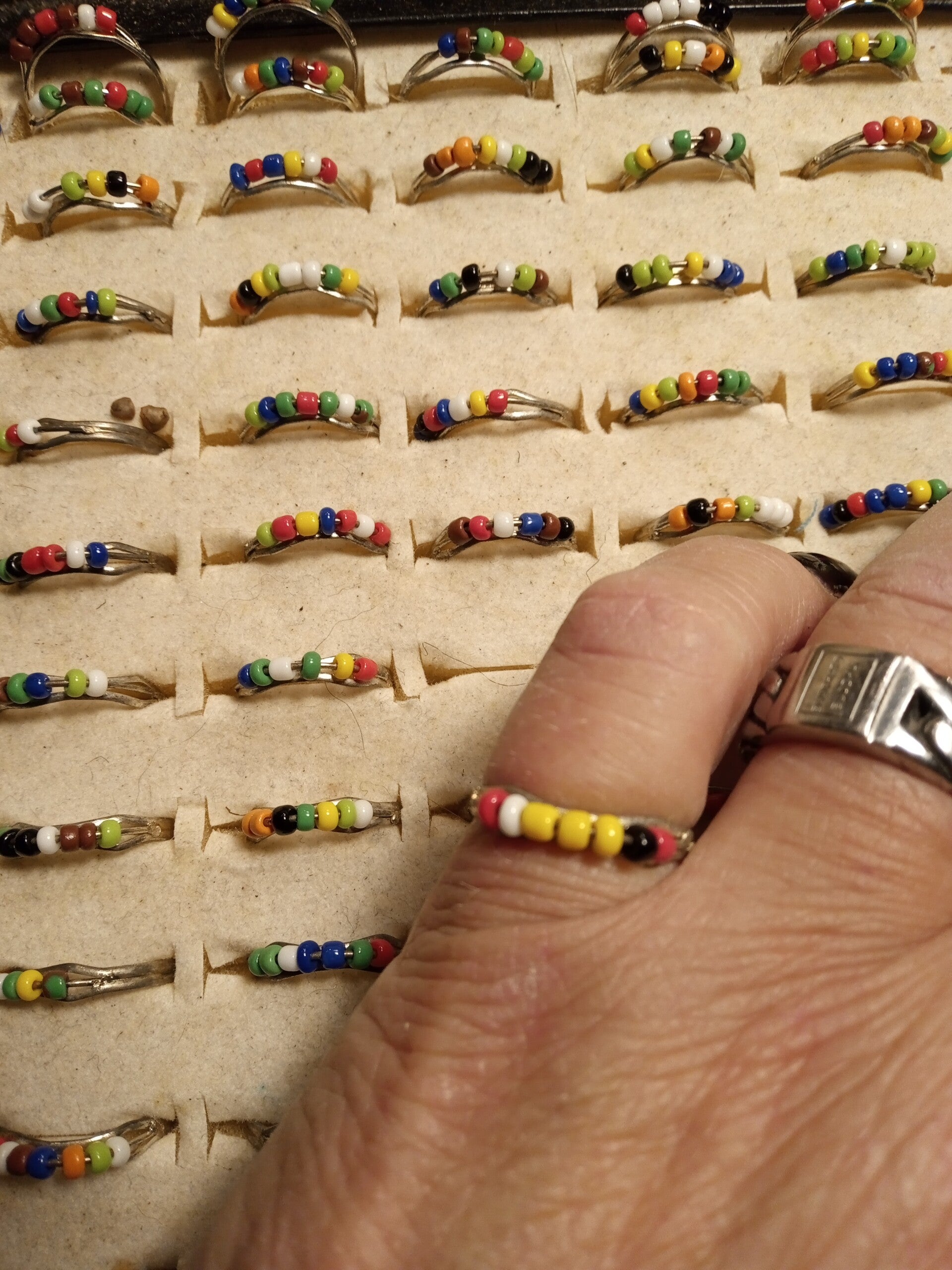 Ring met kleine kraaltjes