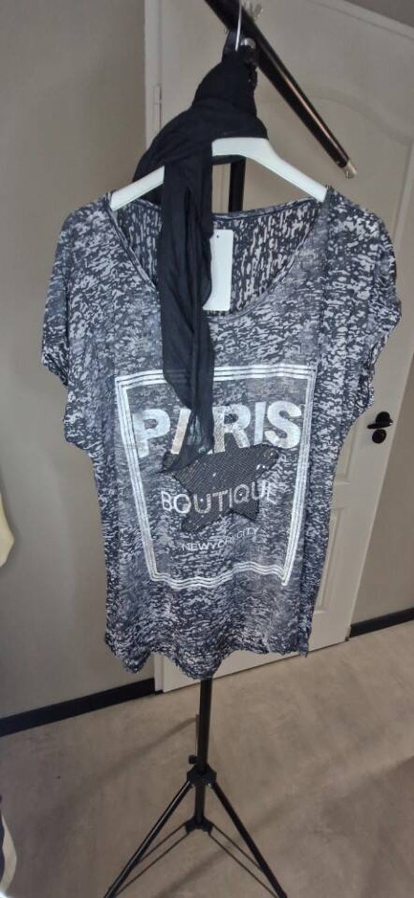 Tshirt paris met sjaaltje zwart