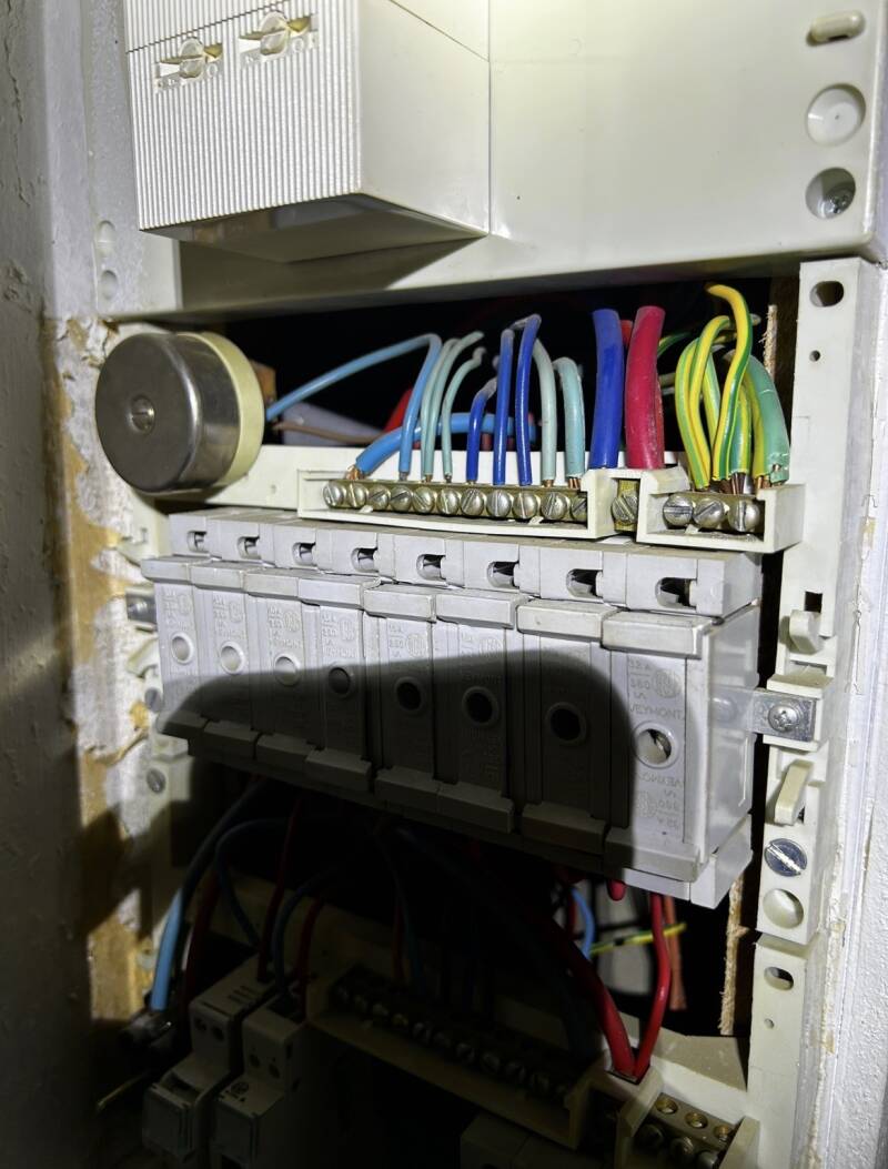 1c3b3d41-eb6e-4424-aa7a-a4382d0723bb-standard-3ed0dz.jpg
