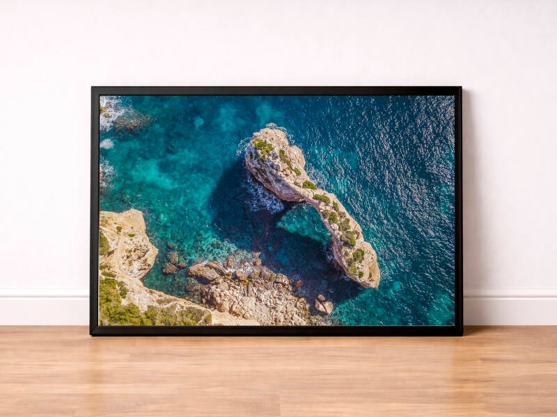 Das Felsentor Es Ponts auf Mallorca aus der Luft