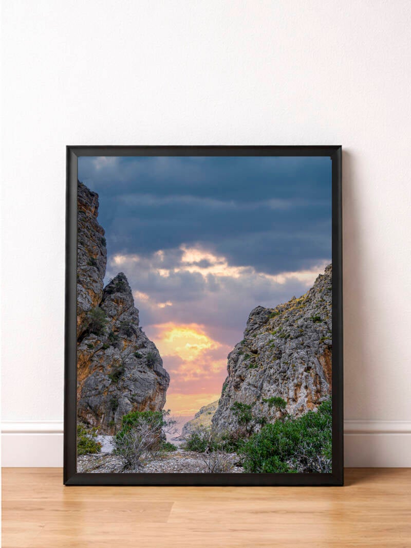 Torrent de Pareis auf Mallorca mit Blick auf das Meer zum Sonnenuntergang