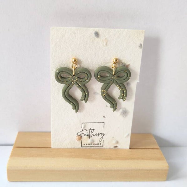 Strikjes hangers - forest green gold