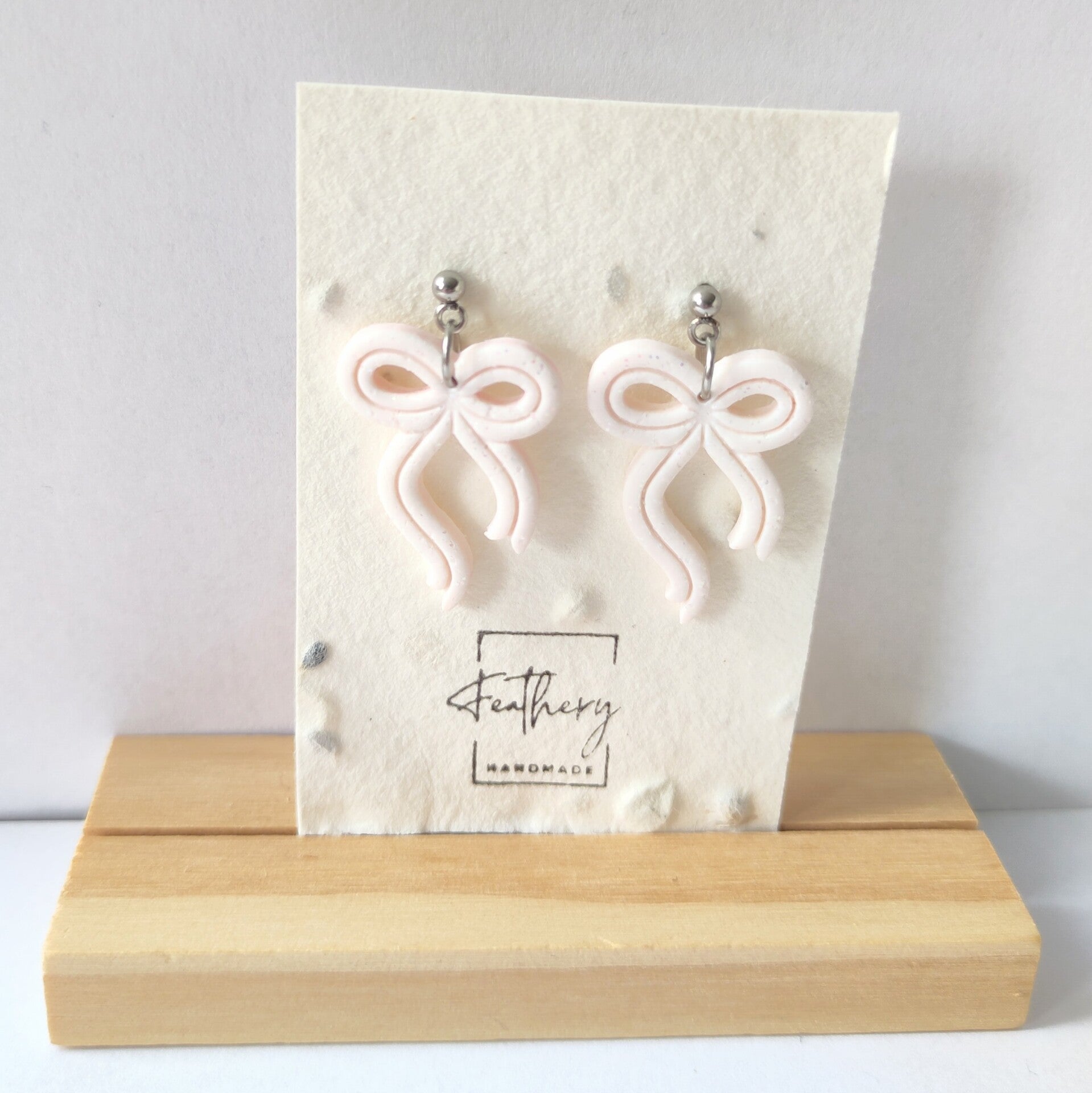 Strikjes hangers - wit glitter