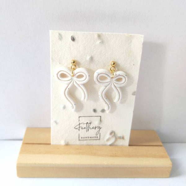 Strikjes hangers - wit gespikkeld