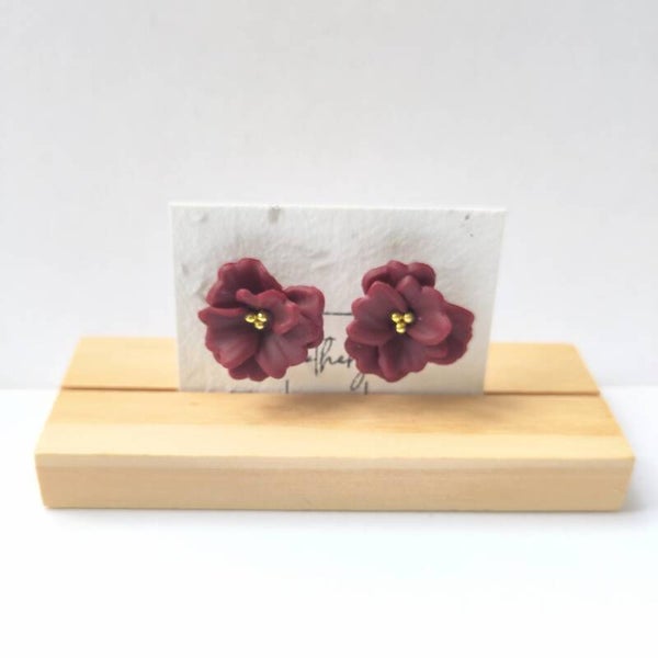 Burgundy bloem studs
