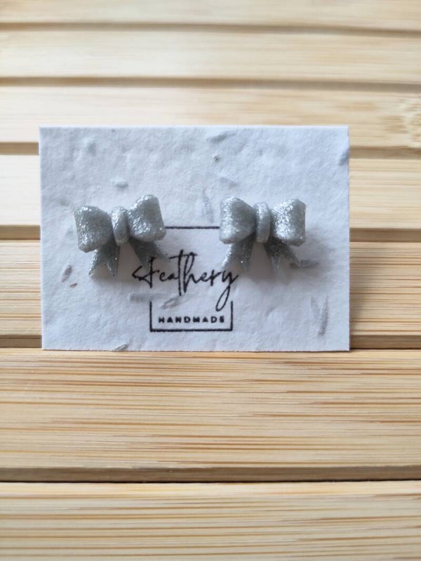 Strikje studs - glitter zilver