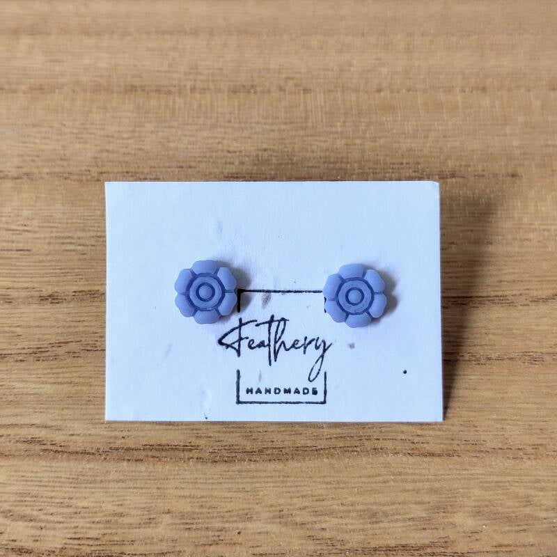 Mini bloem studs - pastel blauw