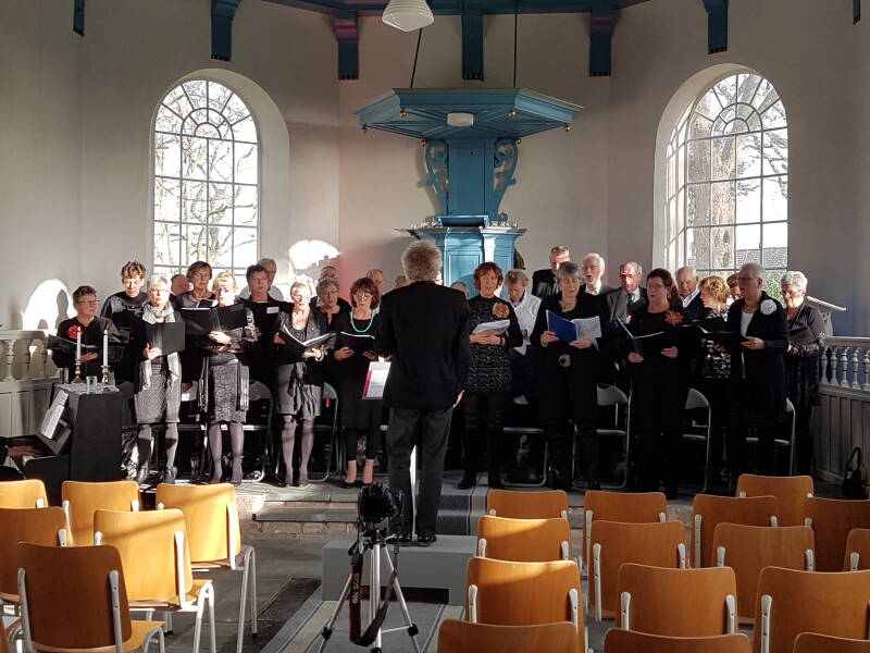 Koor met Jan Brens in Idsegahuizum, koor in Skuzum, generale repetitie