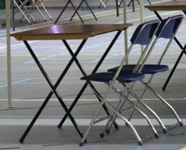 Tafel en stoelen