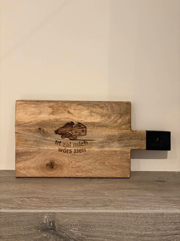 Borrelplanken met Venlose tekst