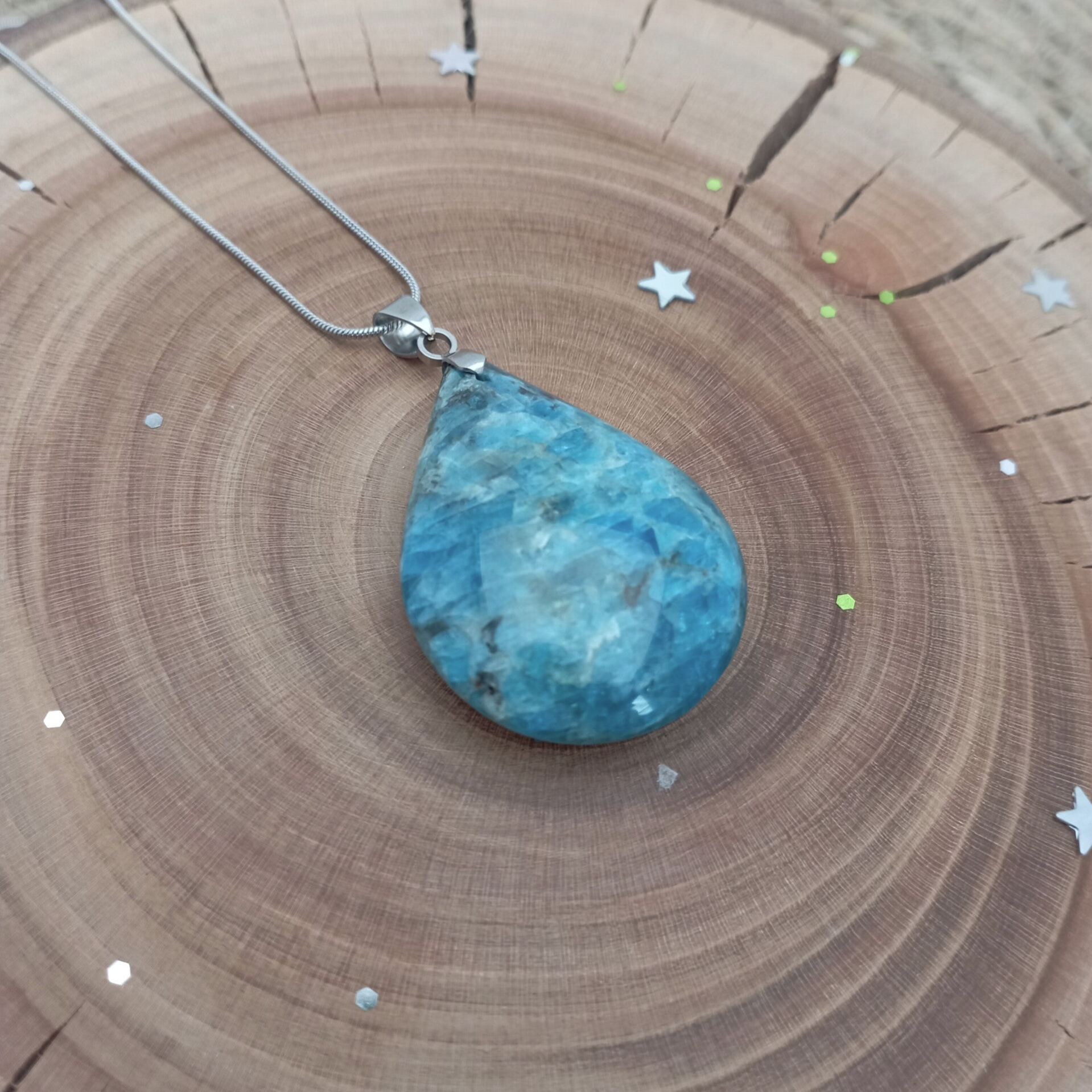 ✨ Pendentif en Apatite bleue: communication franche et bienveillante