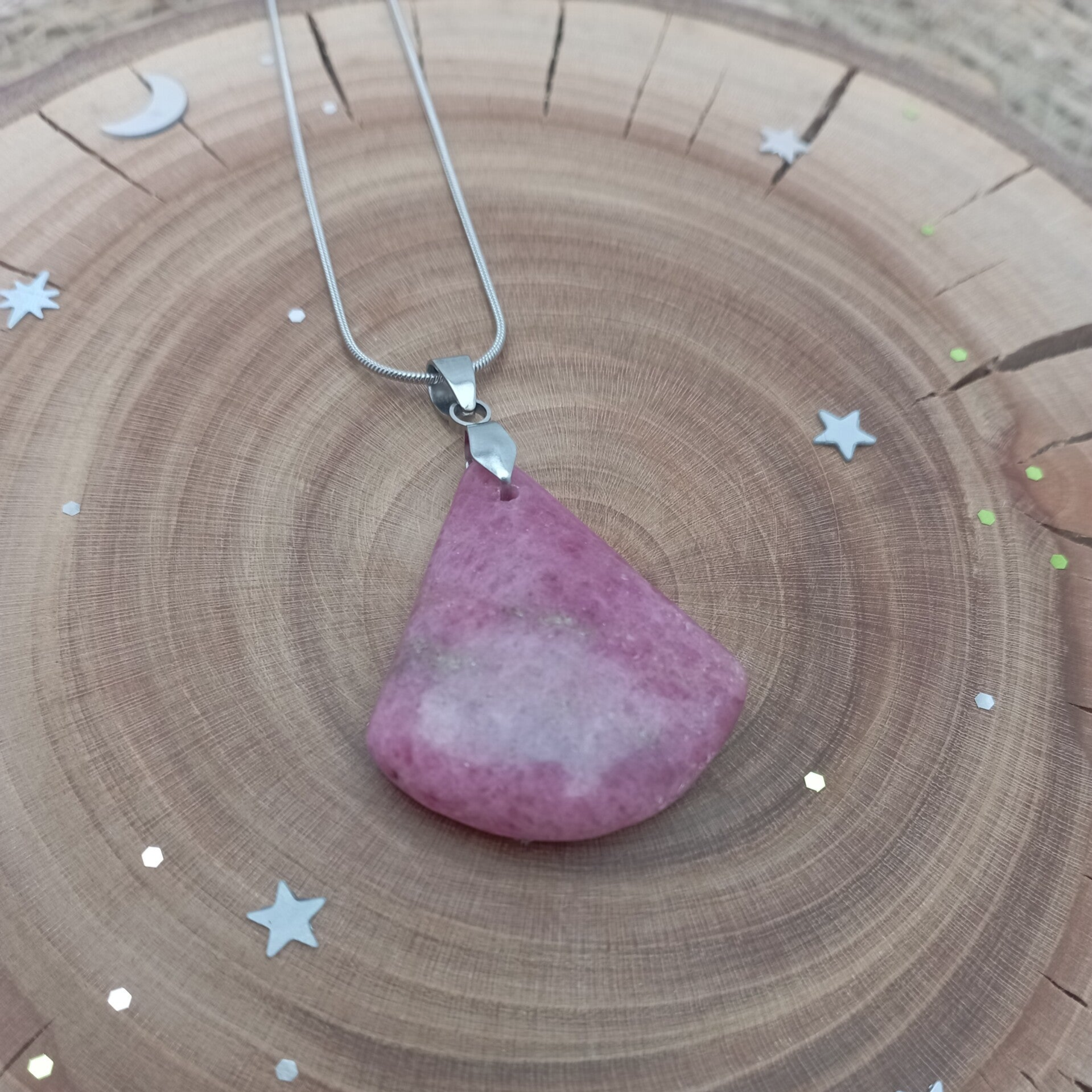 ✨ Pendentif en Rhodonite: apaise la jalousie et adoucit le caractère