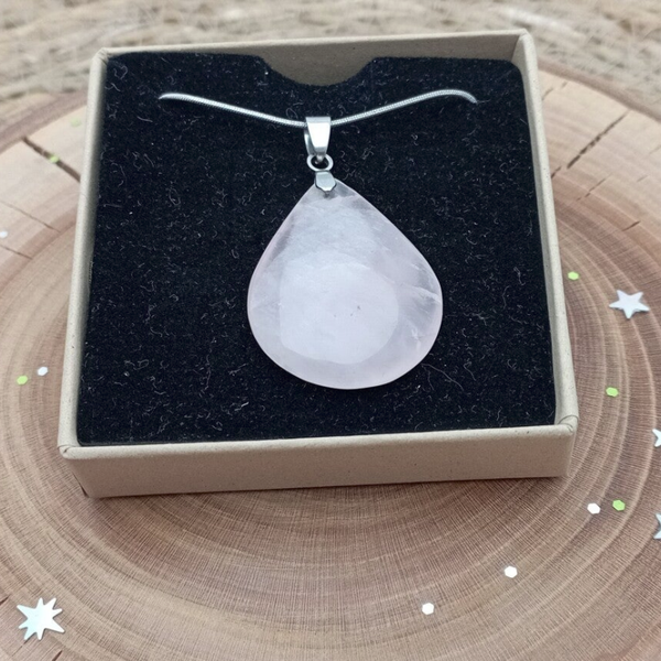 ✨ Pendentif en quartz rose: Amour et douceur