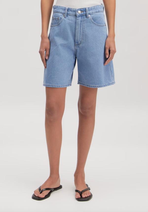 EDITED PHOENIX JEANS SHORT LIGHT BLUE DENIM
