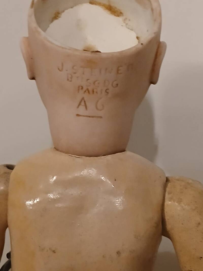 Antieke poppen verkopen? WIj kopen uw antieke porseleinen poppen. antiek speelgoed. oude poppen. veiling. 