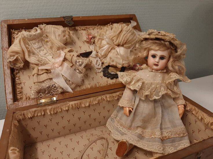 Inkoop en verkoop antieke porseleinen poppen