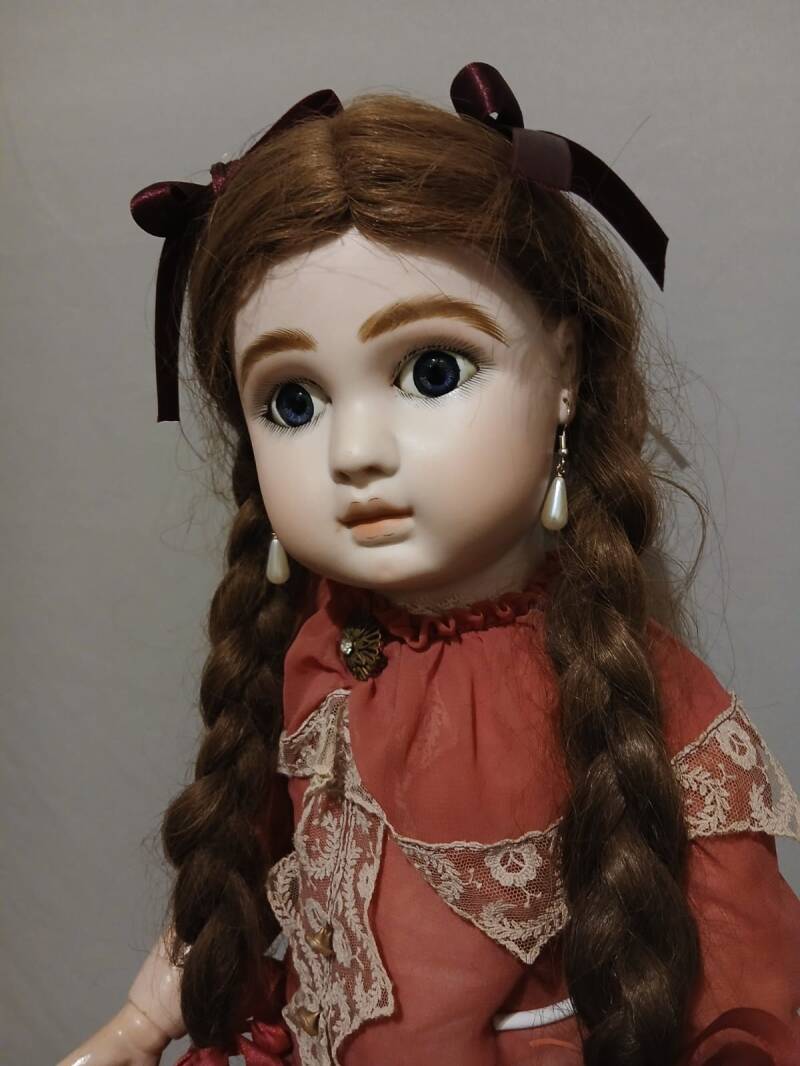 Antieke poppen verkopen? WIj kopen uw antieke porseleinen poppen. antiek speelgoed. oude poppen. veiling. 