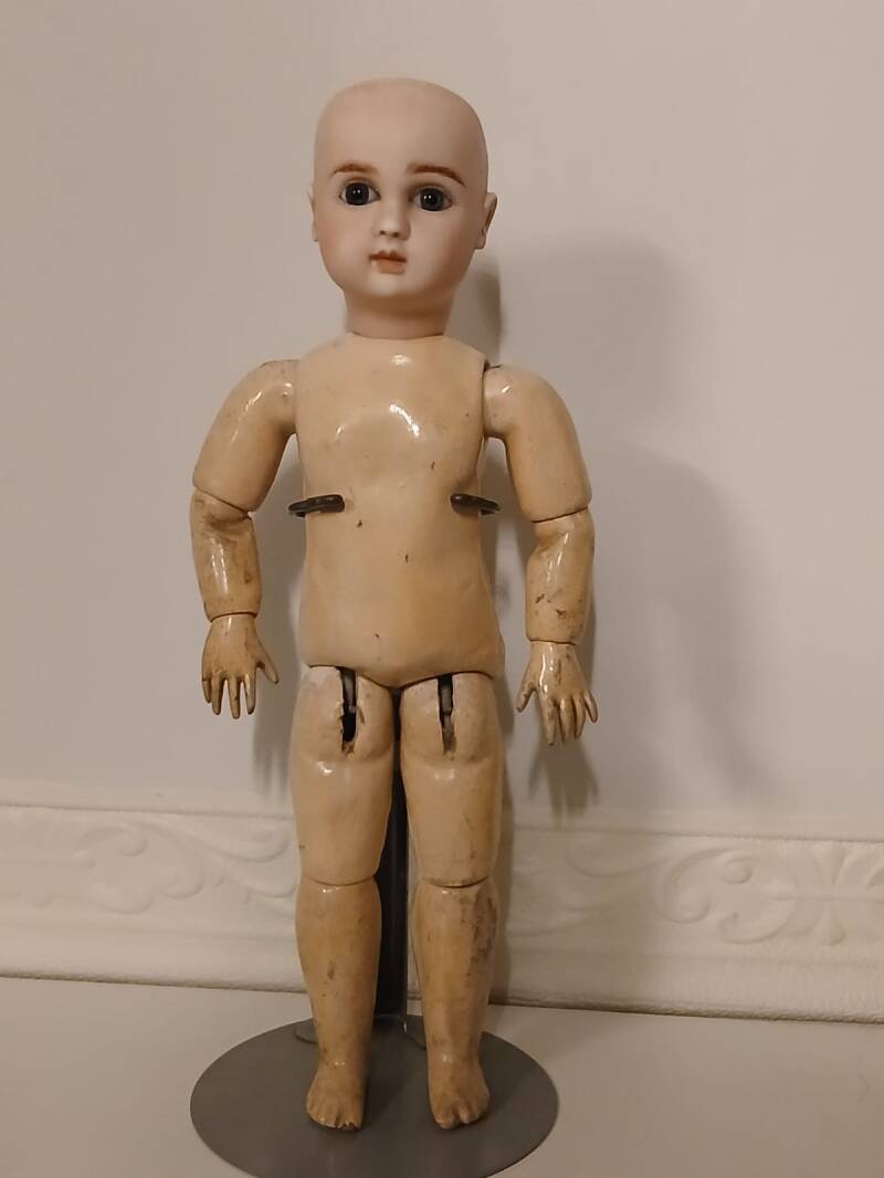 Antieke poppen verkopen? WIj kopen uw antieke porseleinen poppen. antiek speelgoed. oude poppen. veiling. 