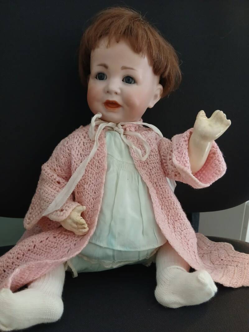 This doll has been sold.     Antieke porseleinen poppen verkopen? Wij kopen uw antieke poppen. Kijk hier voor meer informatie: Inkoop antieke poppen.