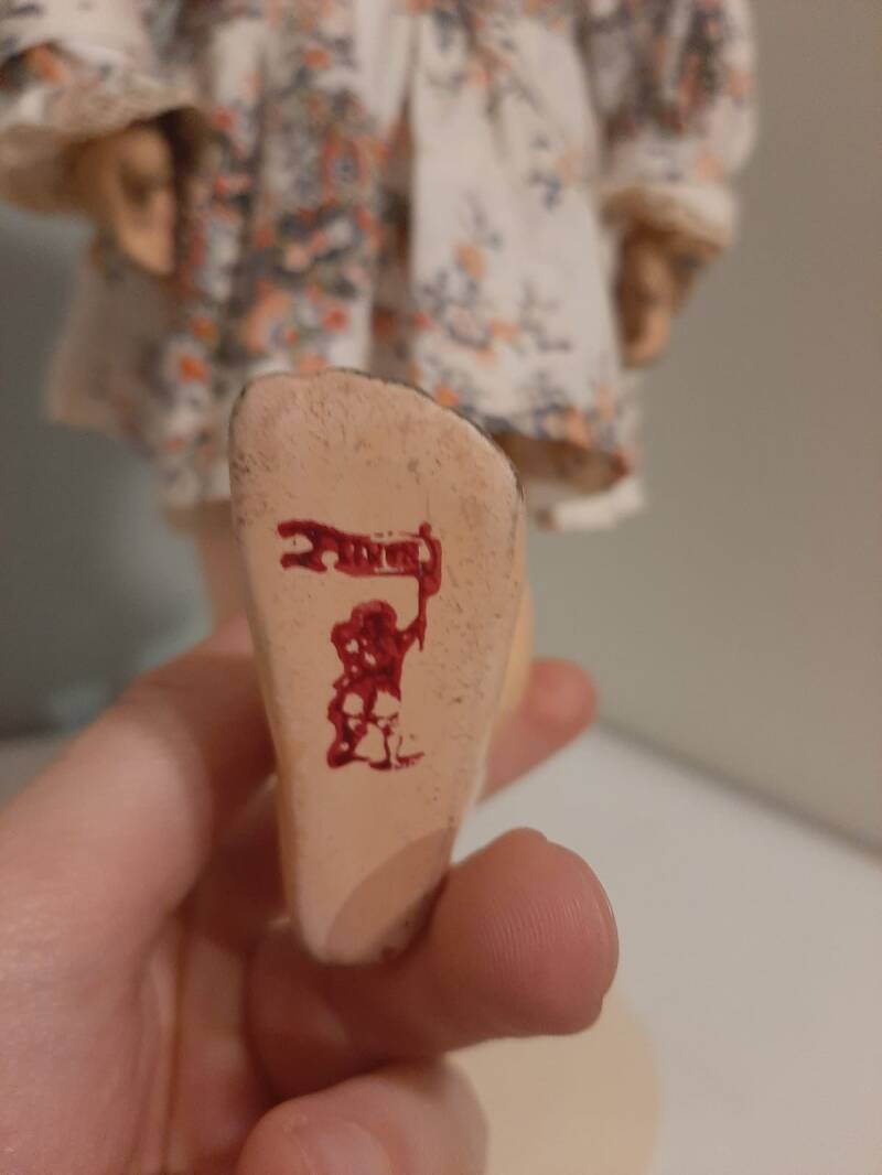antiek poppenlichaam gemerkt onder de voet