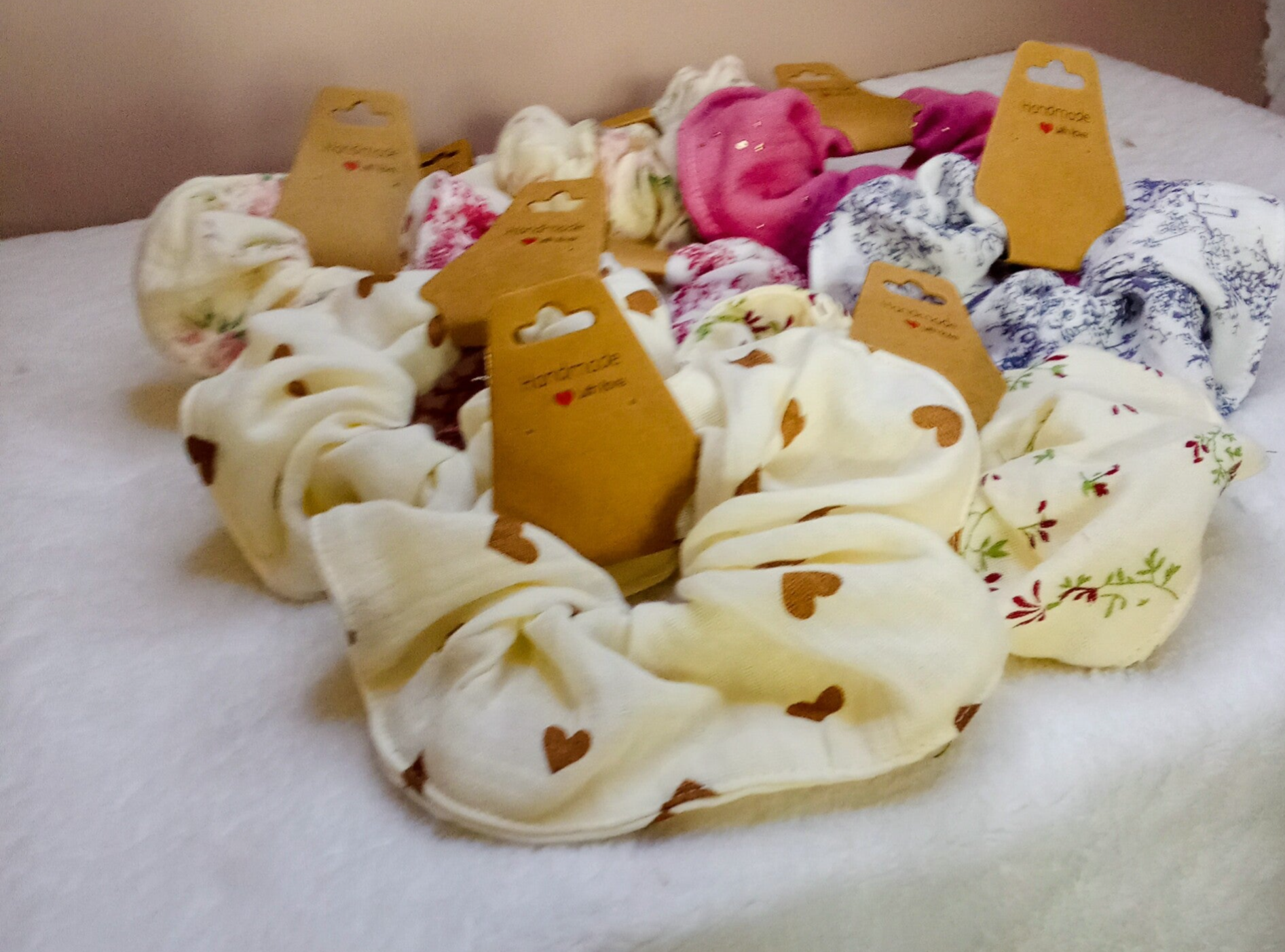 Collection chouchous Artisanaux – L' Accessoire Tendance et Doux pour Vos Cheveux