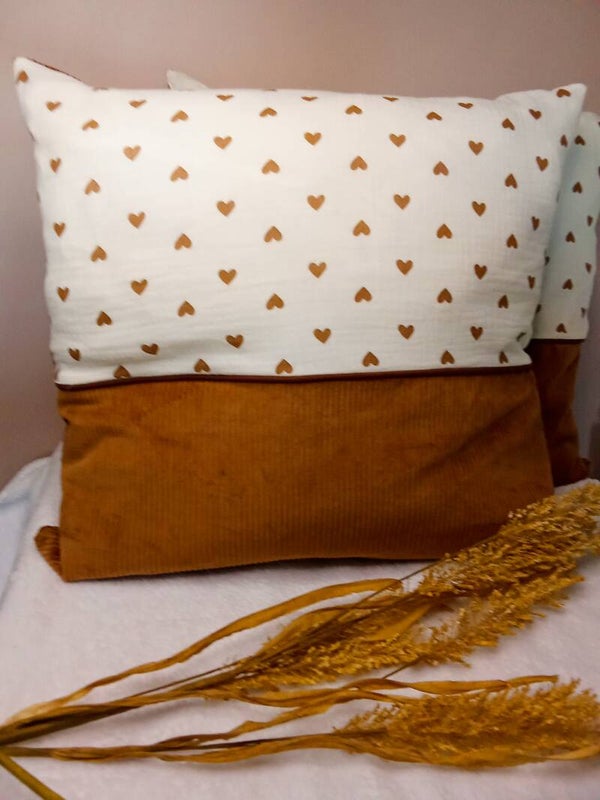 Coussin Décoratif "Cœur Caramel" – Velours Côtelé et Motif Cœurs Douillets