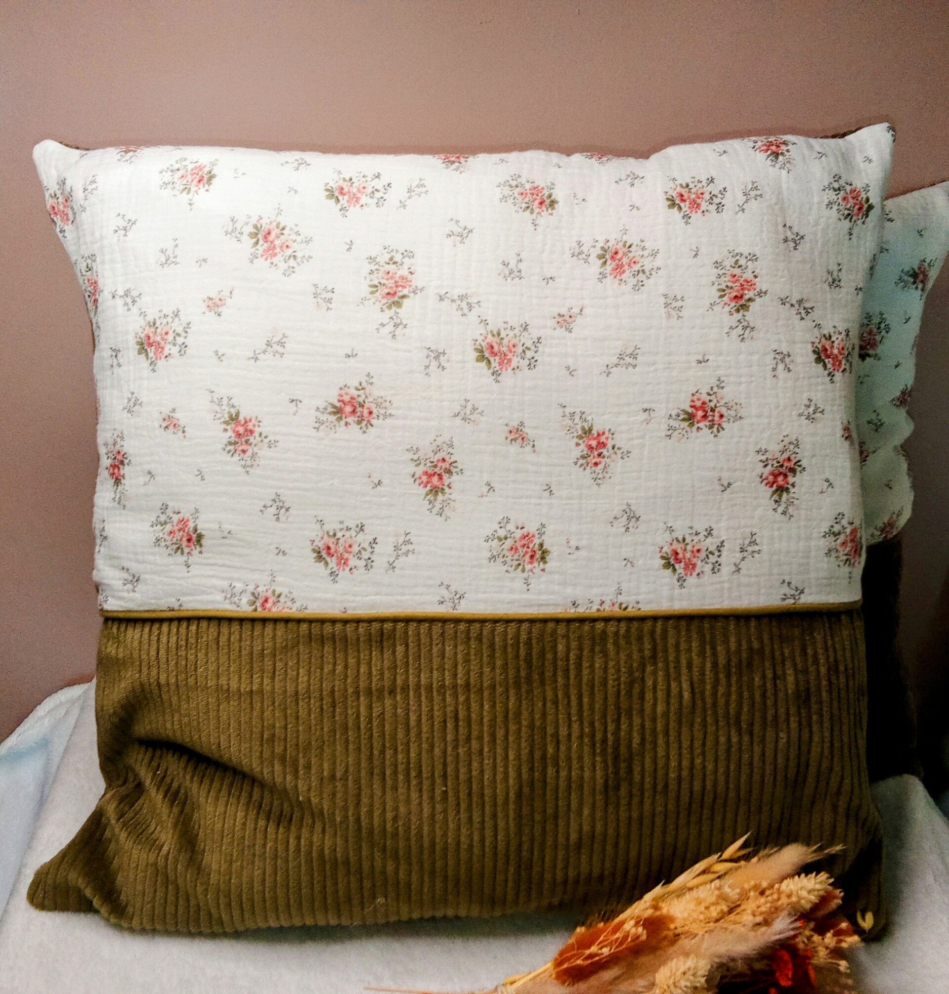 Coussin Décoratif "Charme Champêtre" – Velours Côtelé Kaki et Fleurs Vintage
