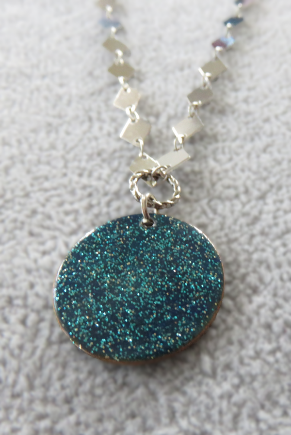 Blau-Grüner Emaille-Anhänger mit silberner Kette