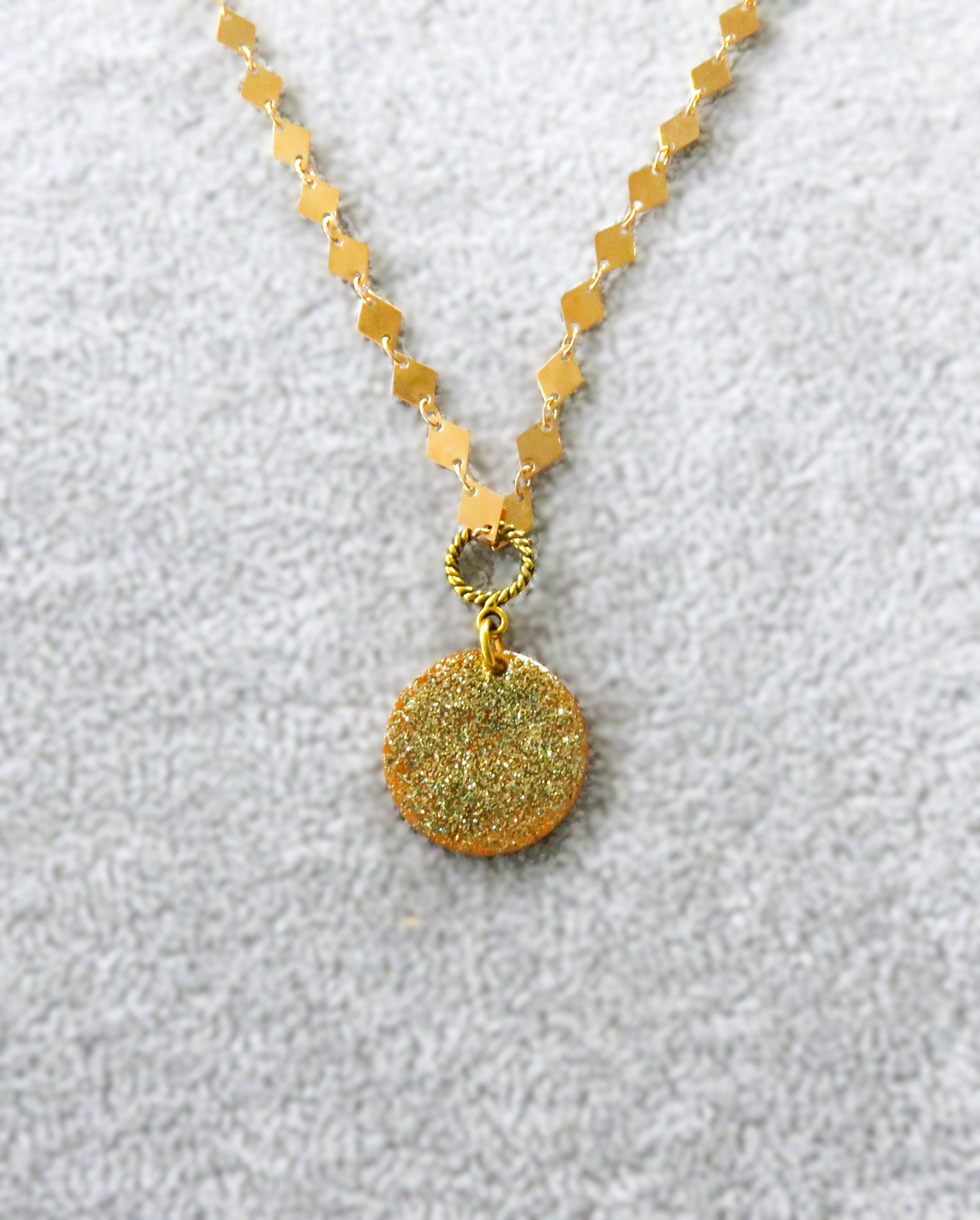 Goldene Kette mit emailliertem Anhänger
