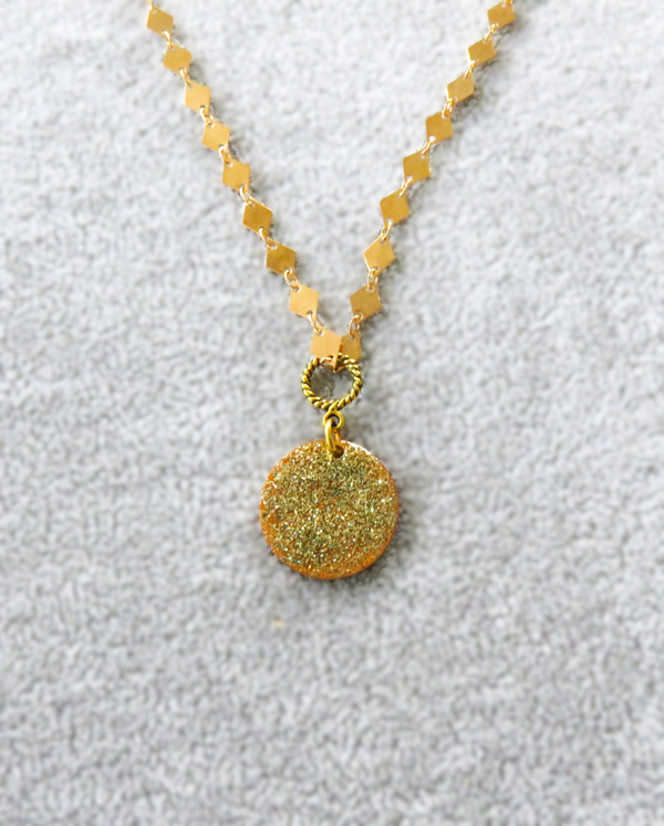 Goldene Kette mit emailliertem Anhänger