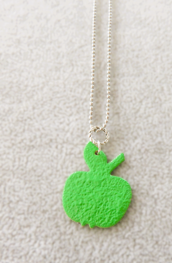 Silberne Kette mit grünem Apfel