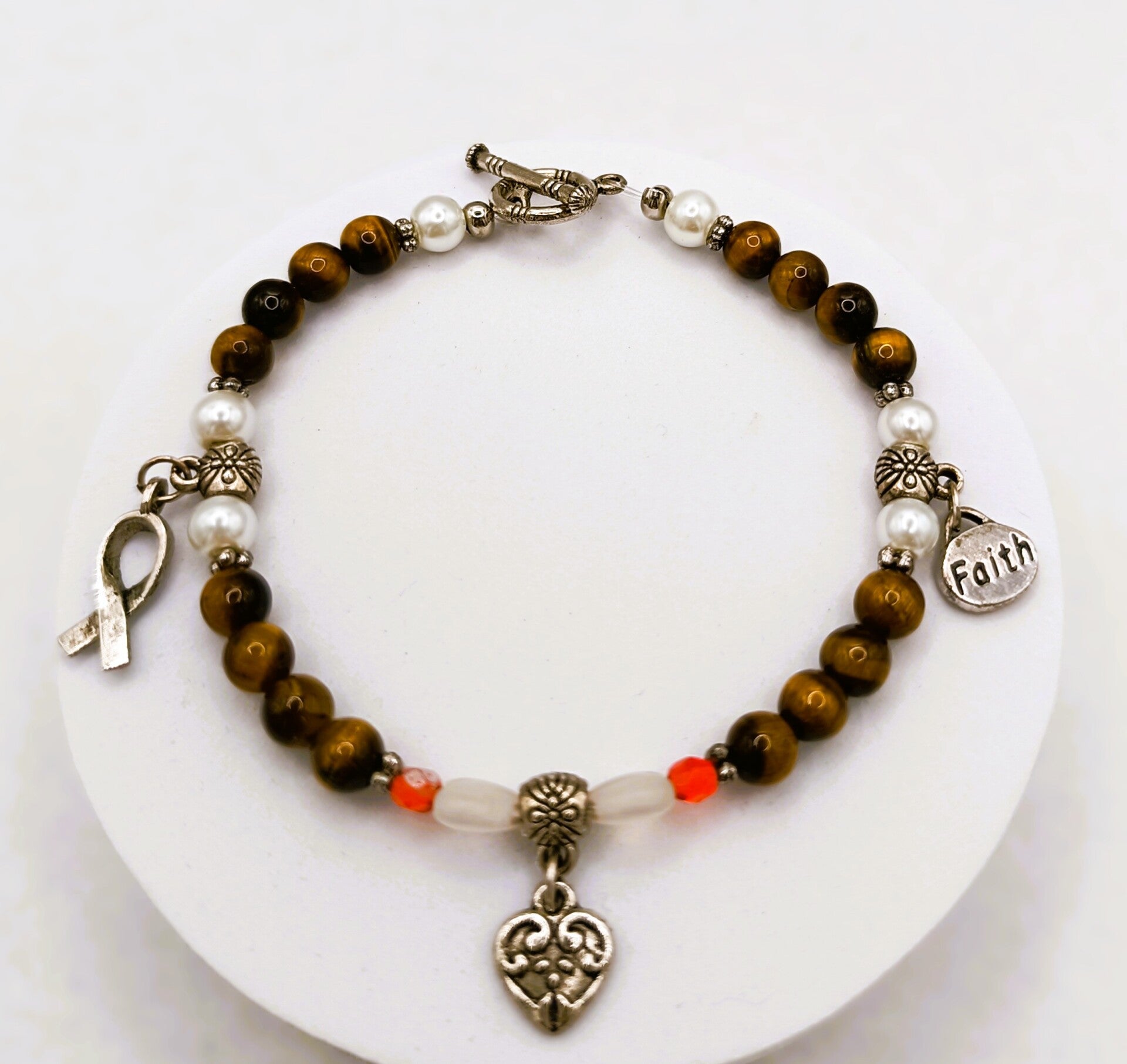 Perlenarmband mit Anhängern