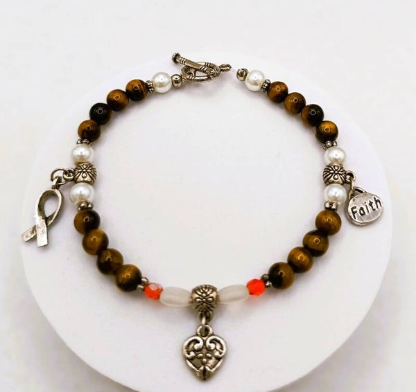 Perlenarmband mit Anhängern