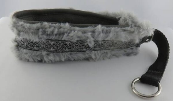Lederhalsband mit Fellbesatz und Silberborte