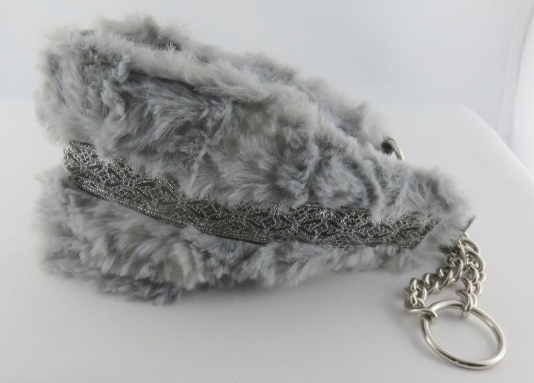 Kunstlederhalsband mit Fellimitat und silberner Borte
