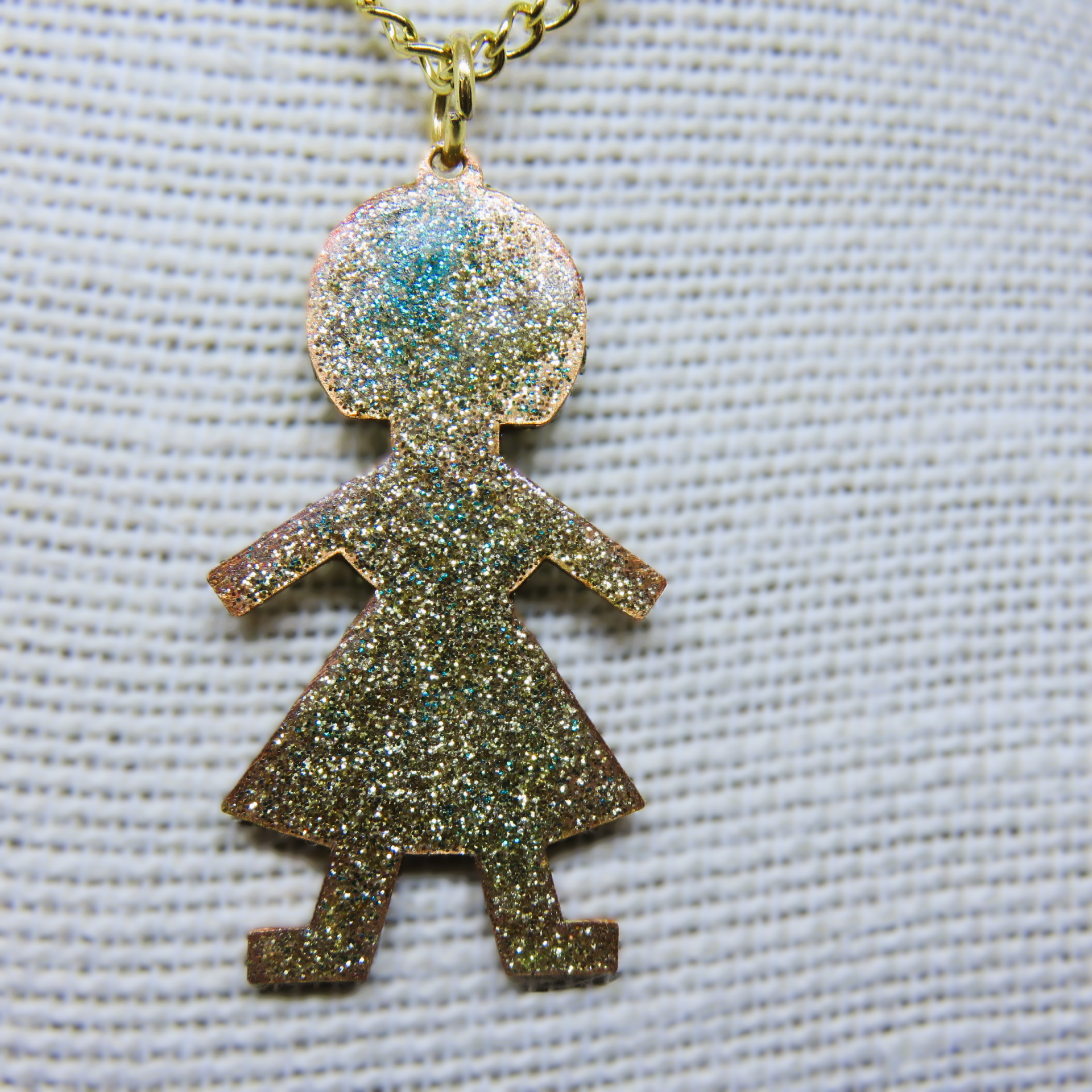 Goldfarbene Kette mit Figuren-Anhänger emailliert