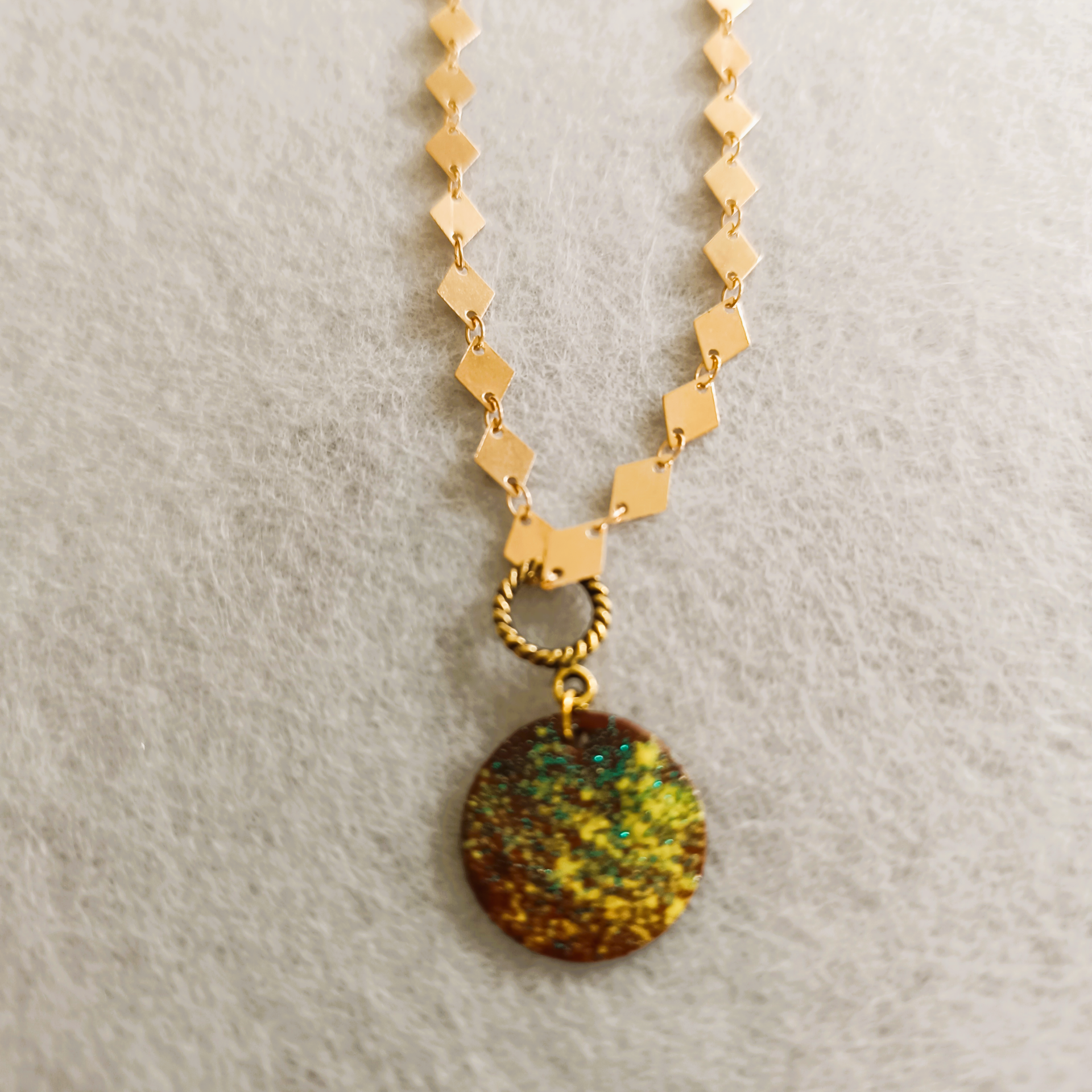 Goldene Kette mit Emaille-Anhänger