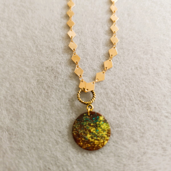 Goldene Kette mit Emaille-Anhänger