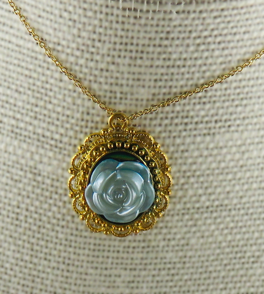 Goldene Kette mit hellblauer Acrylrose