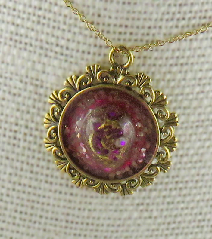 Goldene Kette mit Harzschmuck-Anhänger rot