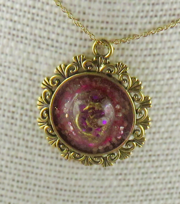Goldene Kette mit Harzschmuck-Anhänger rot