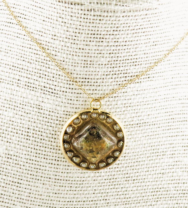 Goldkette mit Harzschmuck-Anhänger
