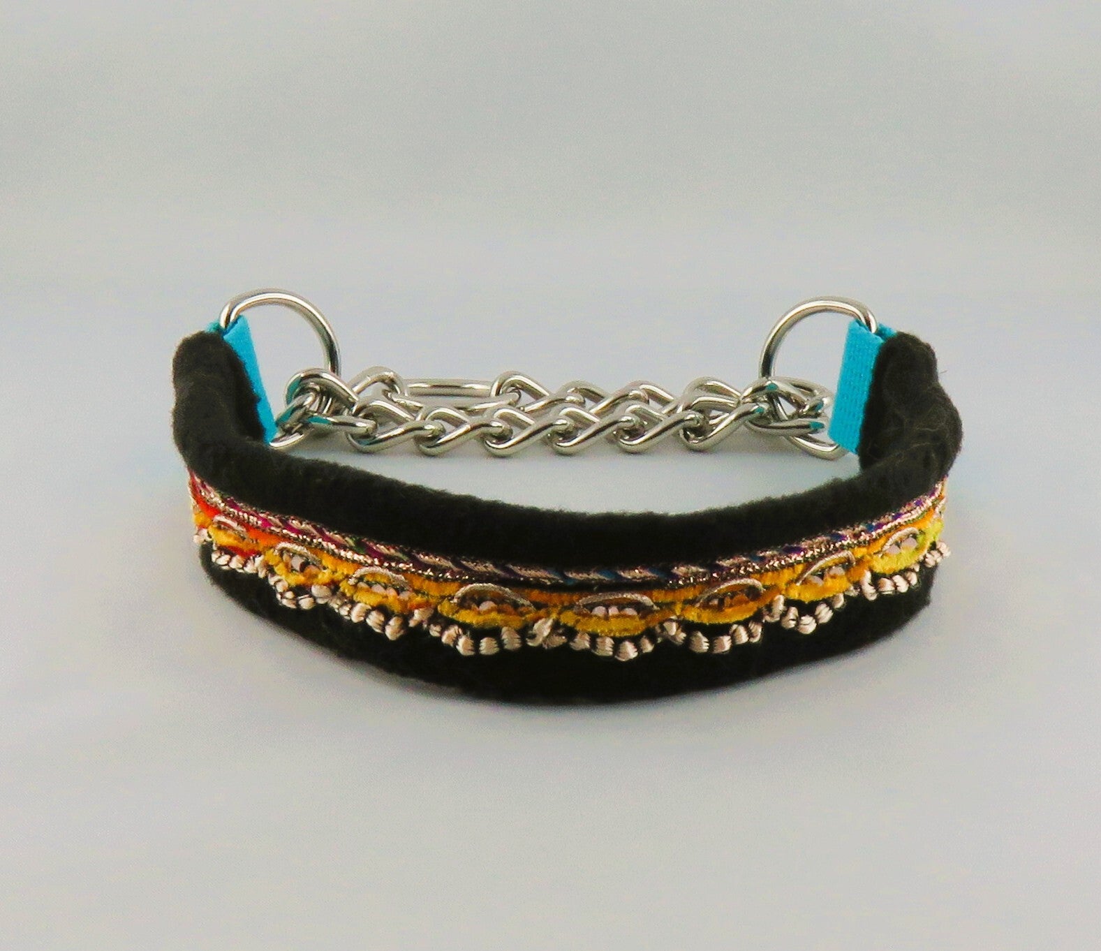 Fleece-Halsband mit Pailletten besetzter Borte