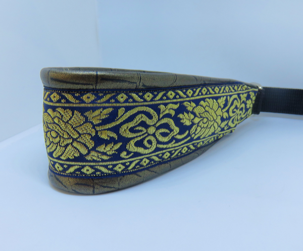 Olivgrünes Lederhalsband mit blau-goldener Stoffborte